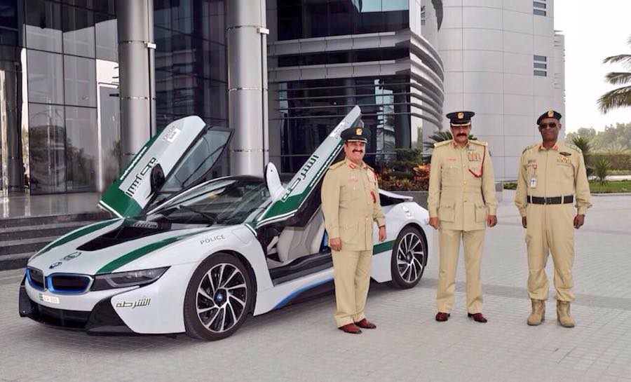 ドバイ警察が「BMW i8」をパトカーに採用！