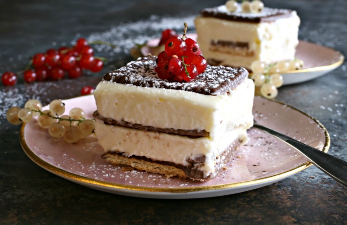 No-bake cheesecake with chocolate covered cookie layers.
