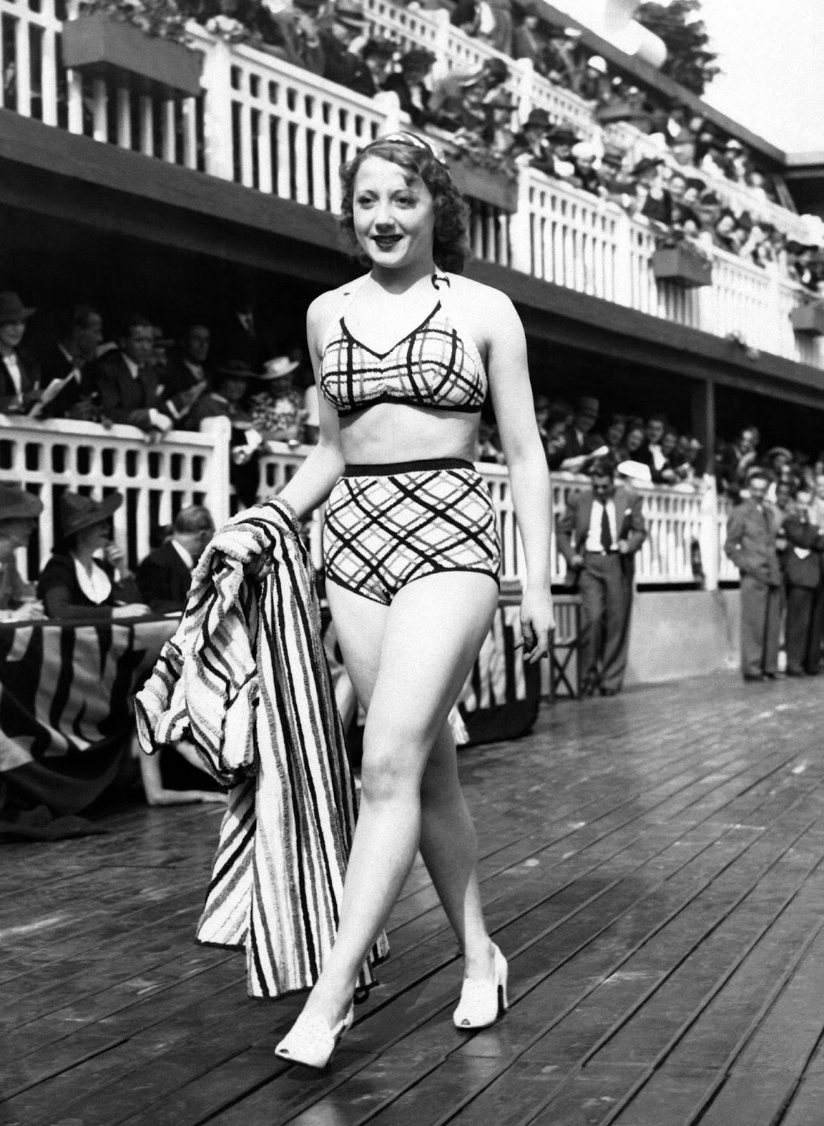 23 Interesting Vintage Photos That Show How Swimsuits Evolved From the