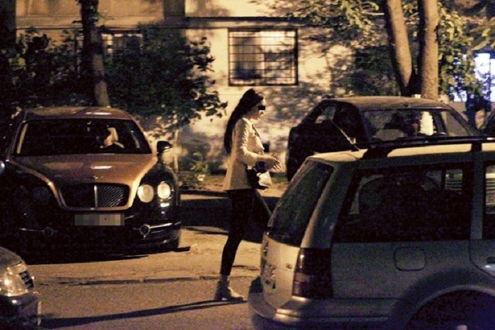 După clipele de romantism, şatena coboară şi se îndreaptă spre casă
