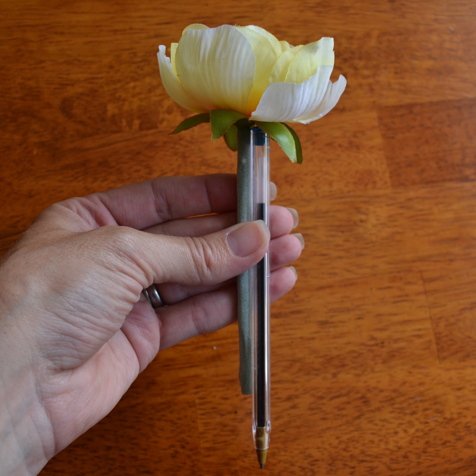East Coast Mommy DIY Teacher Gift {Flower Pens}