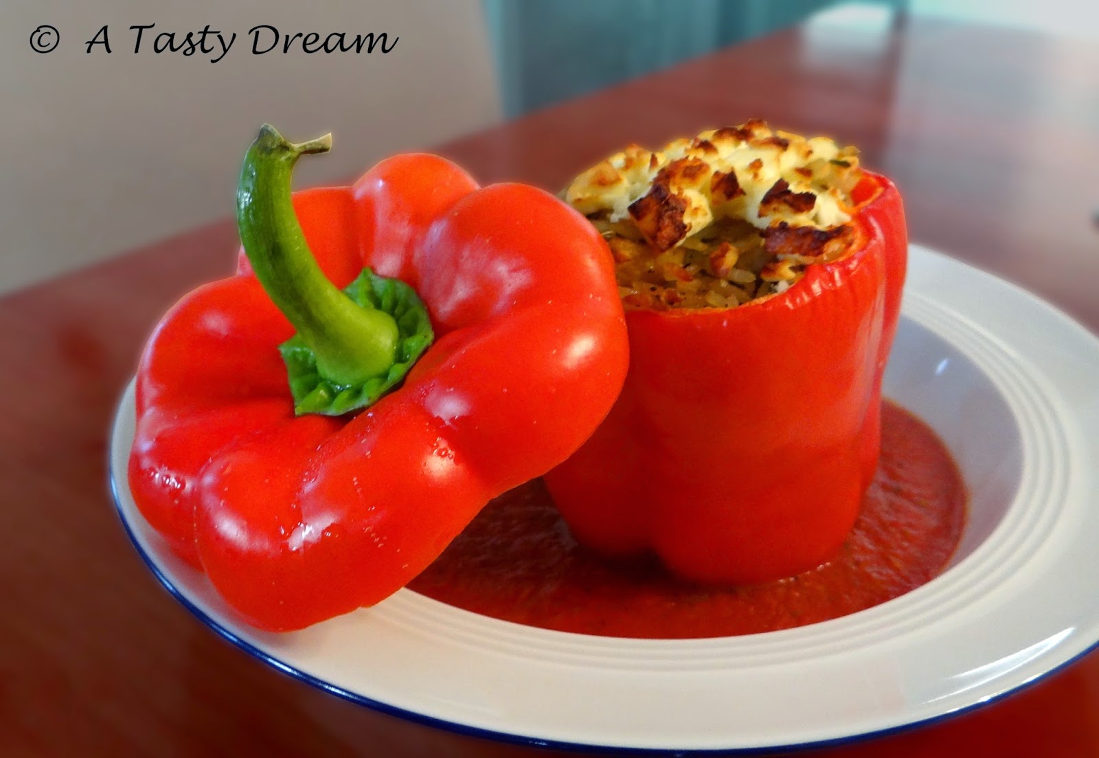 A Tasty Dream: Vegetarisch gefüllte Paprika in Tomatensoße