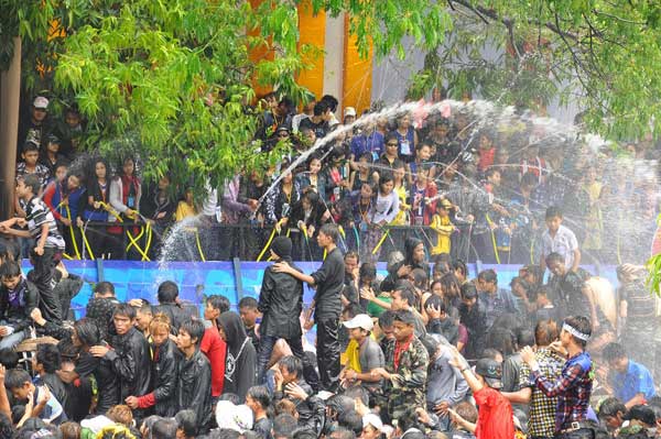 Year myanmar lunar yangon chinatown decorations preparation chinadaily cn feb traditional Oz Burma Holidays: Happy Myanmar (Burma) New Year