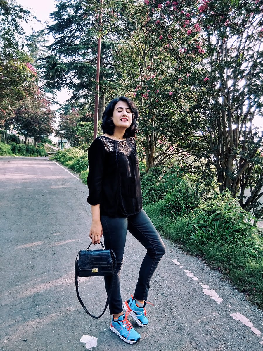 Vero Moda black top, Levi's black Jeans,Shoes Reebok Hexaffect, Zara black mini bag ,style blogger