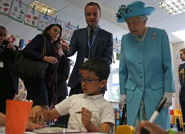 Queen Elizabeth and Prince Philip  visited Mayflower Primary School in Tower Hamlets, London. Style of Queen Eizabeth