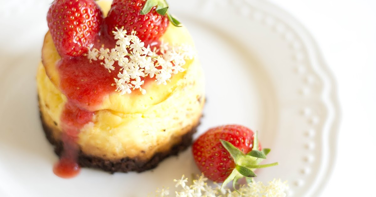 Ich backs mir - Käsekuchentörtchen mit Erdbeersoße und Holunder