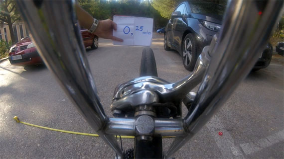 Distancia lateral entre bici y coche 0,25 metros