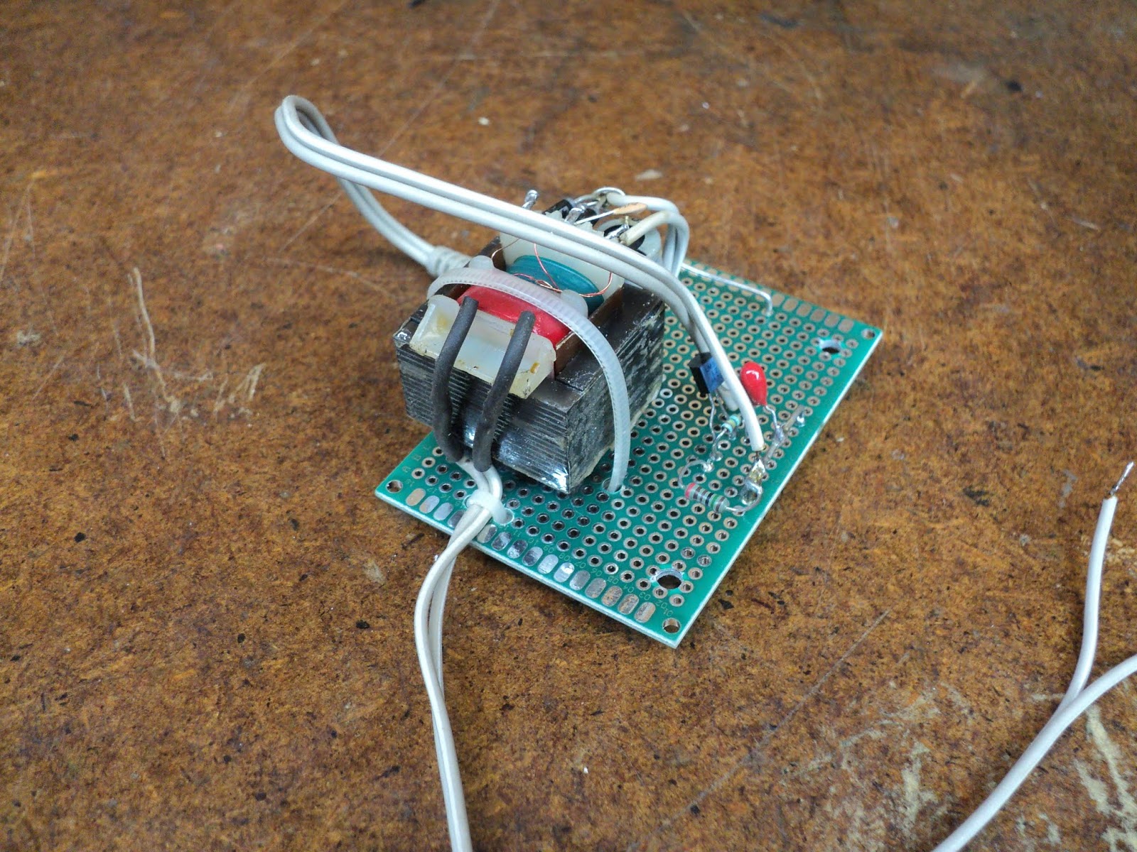 Rouge River Workshop: A 9 Volt Regulated Power Supply From A 9 Volt AC