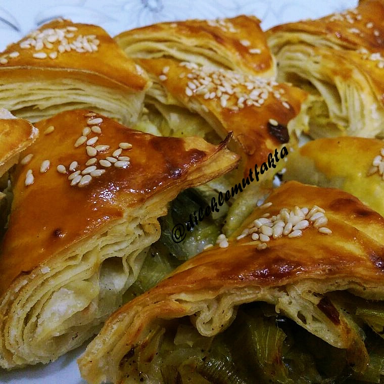 Hazır Yufkadan Çıtır Çıtır Pırasalı ve Patatesli Üçgen Börek Dilek�le