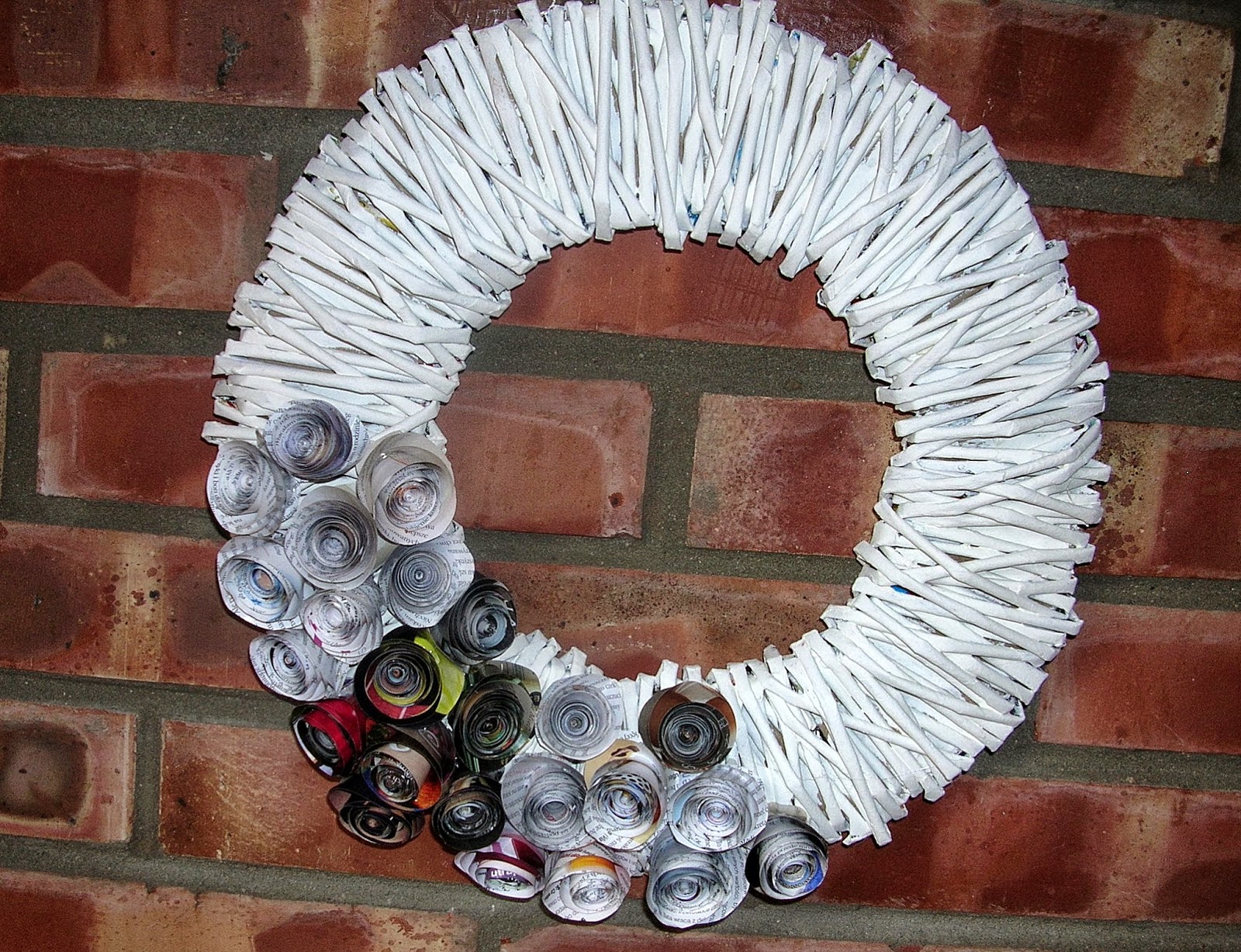 Венки на двери своими руками из газетных трубочек