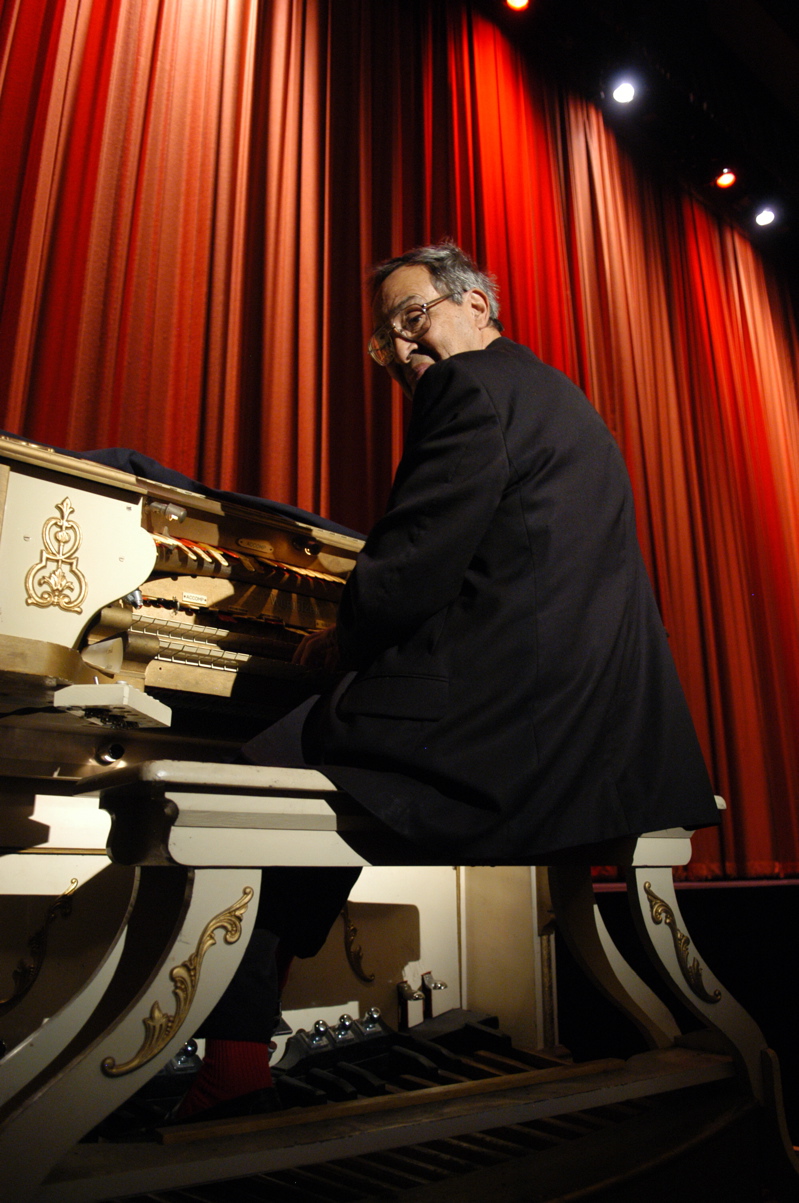 "Mr. Warren York on the organ, ladies and gentlemen!"