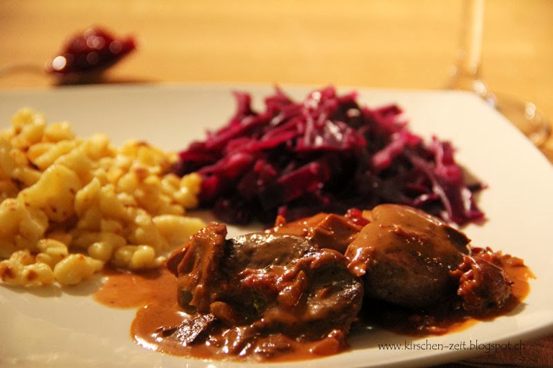 Kirschenzeit: Rehschnitzel an Pilz-Rotwein-Sauce