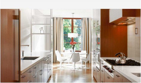 Coole-küchendesign-mit-essbereich-weiße-Marmor-Arbeitsplatten-Beispiel-einer-minimalistischen-Galeere-geschlossenen-Küchengestaltung