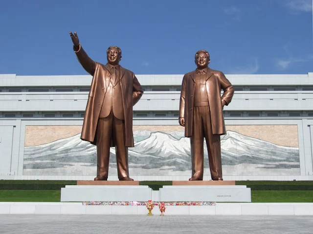 Estátuas de Kim Il-sung e seu filho Kim Jong-il
