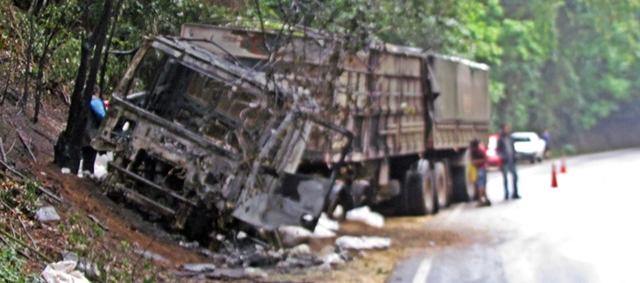 Nova Tebas: Caminhão pega fogo na PR-487