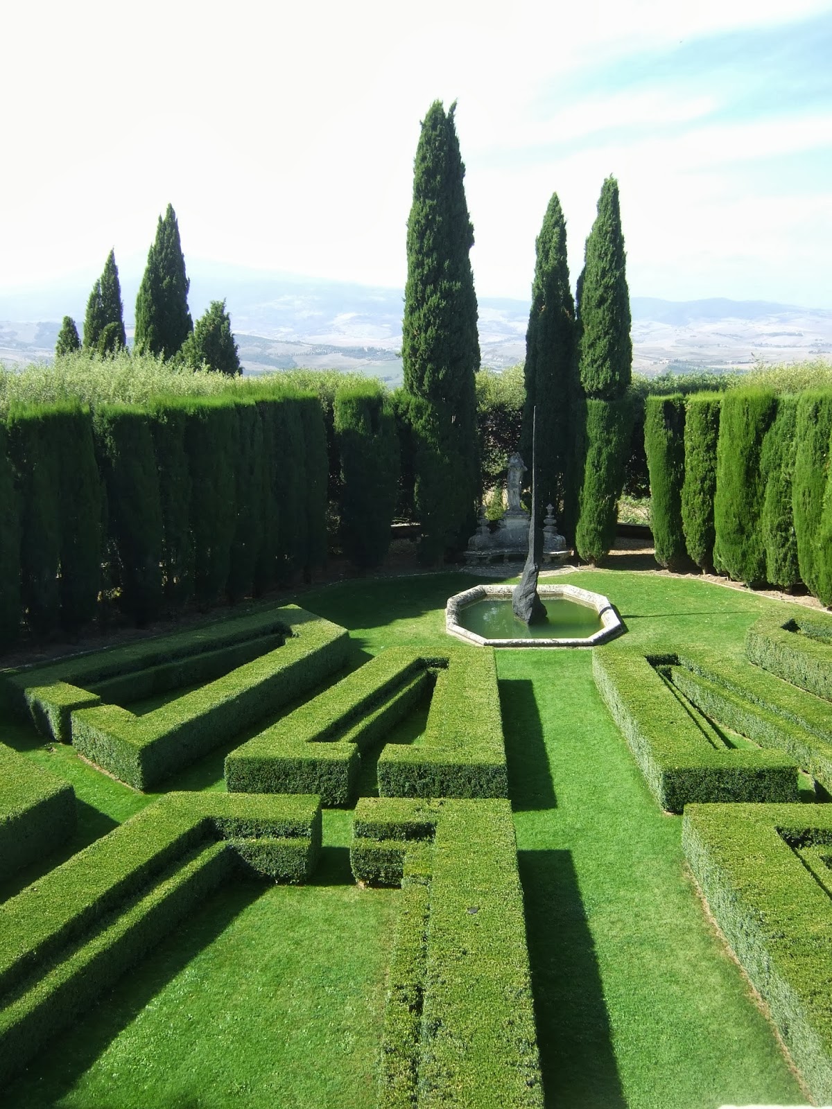 TRAVEL IN A GARDEN The Gardens of La Foce, Chianciano Terme, Italy. TRAVEL IN A GARDEN The Gardens of La Foce, Chianciano Terme, Italy.
