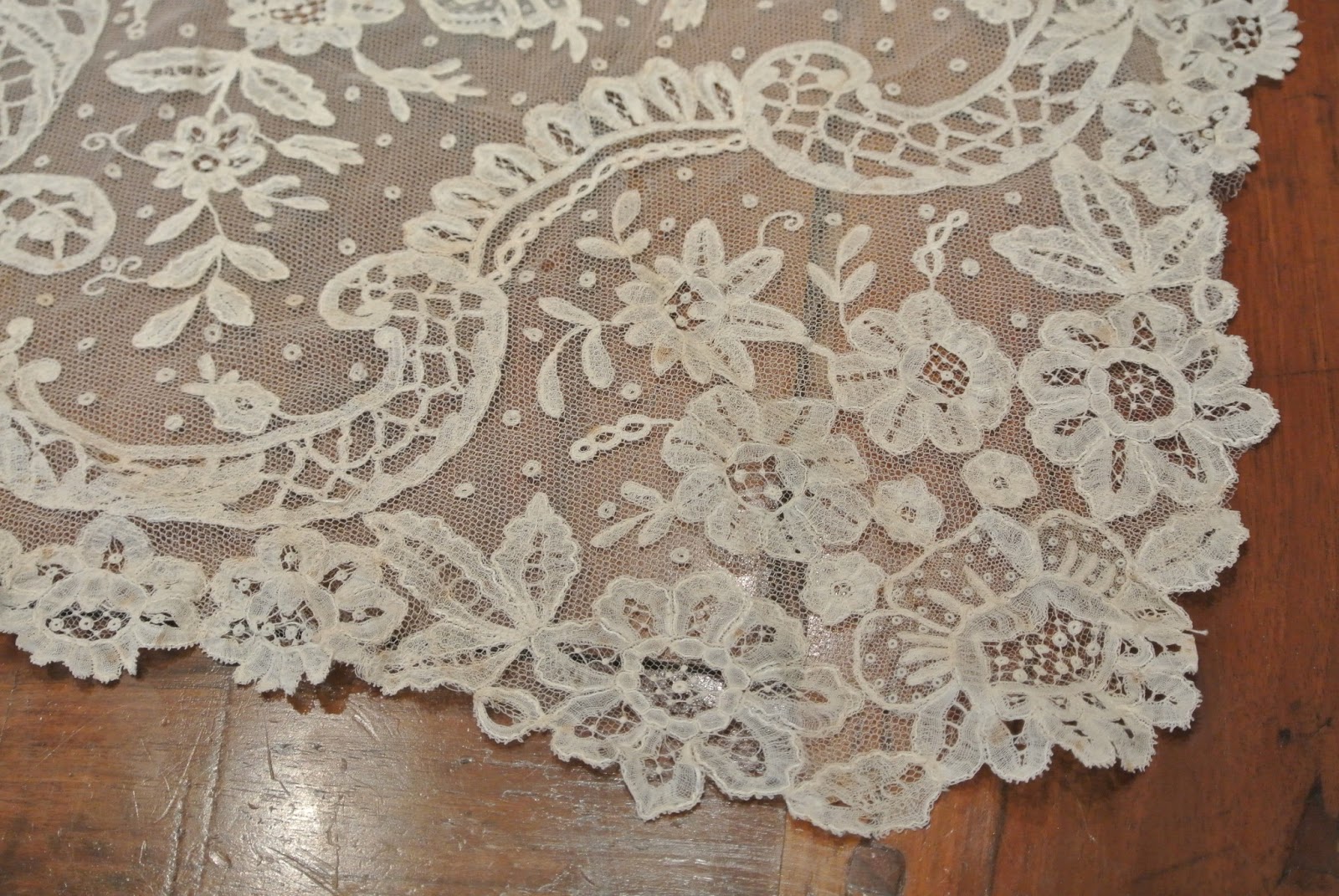 Orsa Maggiore Vintage ANTIQUE LACE SHAWL vintage bridal veil from
