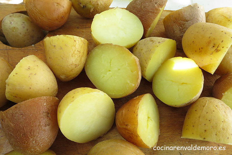 Patatas cocidas y partidas por la mitad