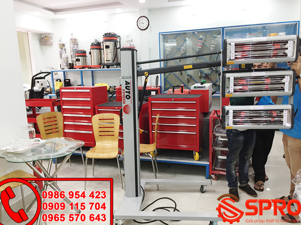 Đèn sấy sơn trưng bày tại Showroom SPRO