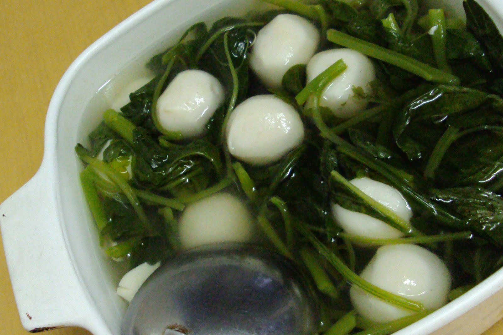 Spinach soup with fish balls