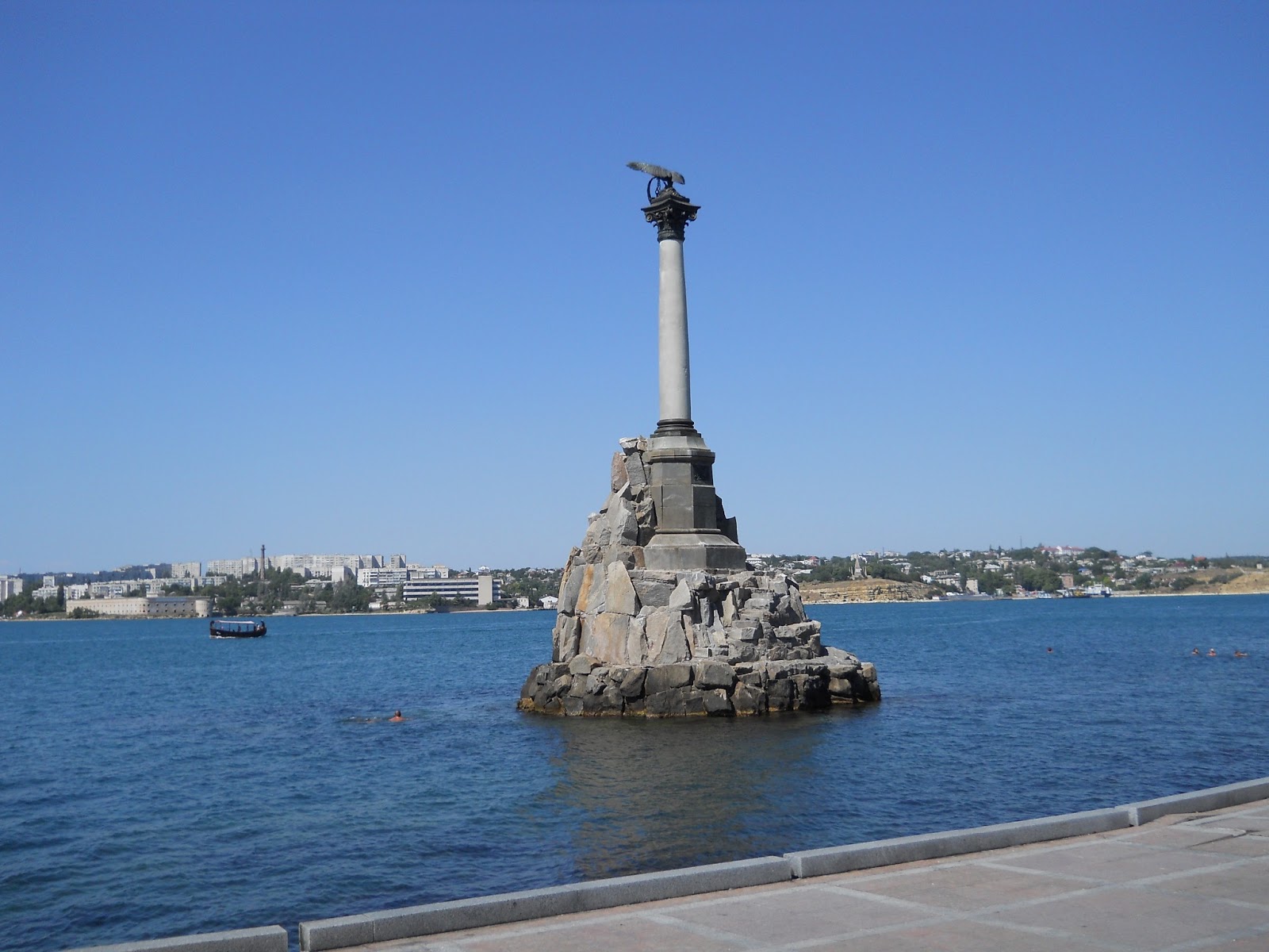 Памятник затонувшим кораблям в Севастополе