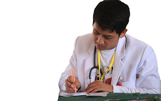 Médico con informe