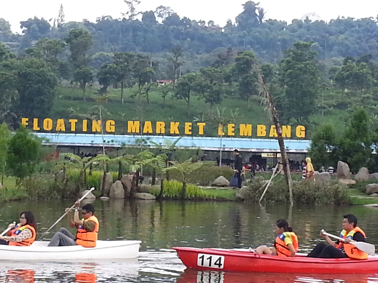 Ragam Wisata dan Kuliner Indonesia Floating market