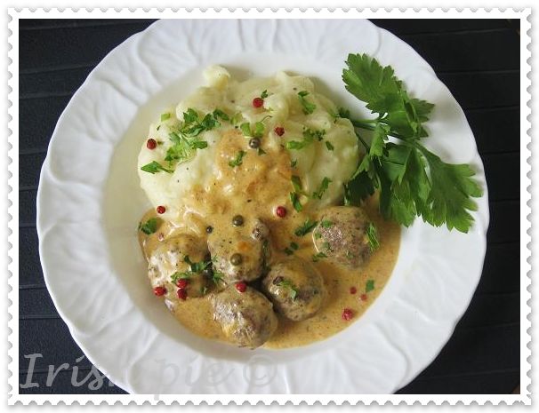 Meatballs in green and red peppercorn cream sauce / Fleischbällchen in ... Meatballs in green and red peppercorn cream sauce / Fleischbällchen in ...