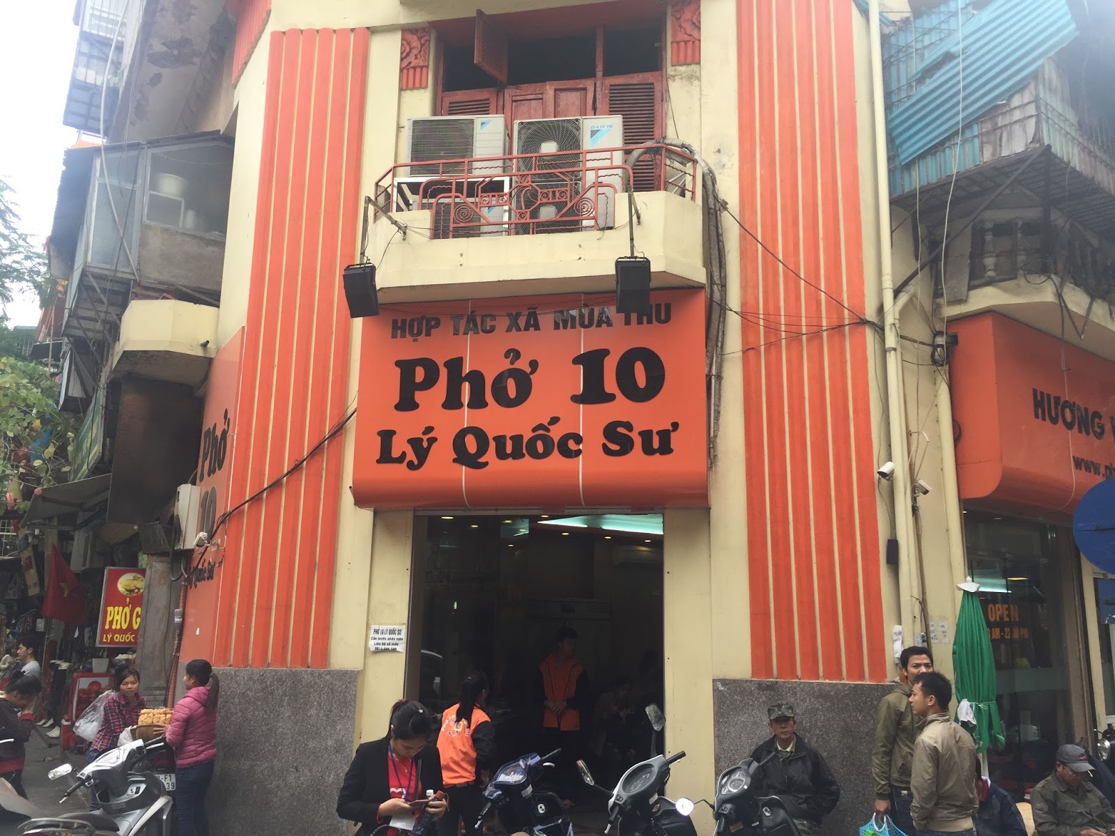 food+road trip: Phở 10 Lý Quốc Sư @ Hanoi, Vietnam.