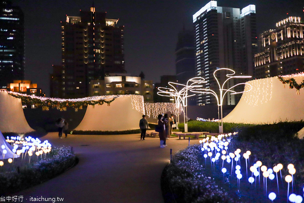 2019台中國家歌劇院魔幻曲牆光影秀、空中花園耶誕燈飾，免費參觀