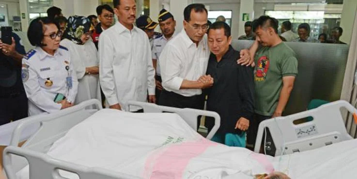 Menhub Budi Karya Sumadi bersama PLT Gubernur DKI Soni Sumarsono dan sejumlah pejabat terkait menengok korban kecelakaan terbakarnya kapal MV Zahro Express.