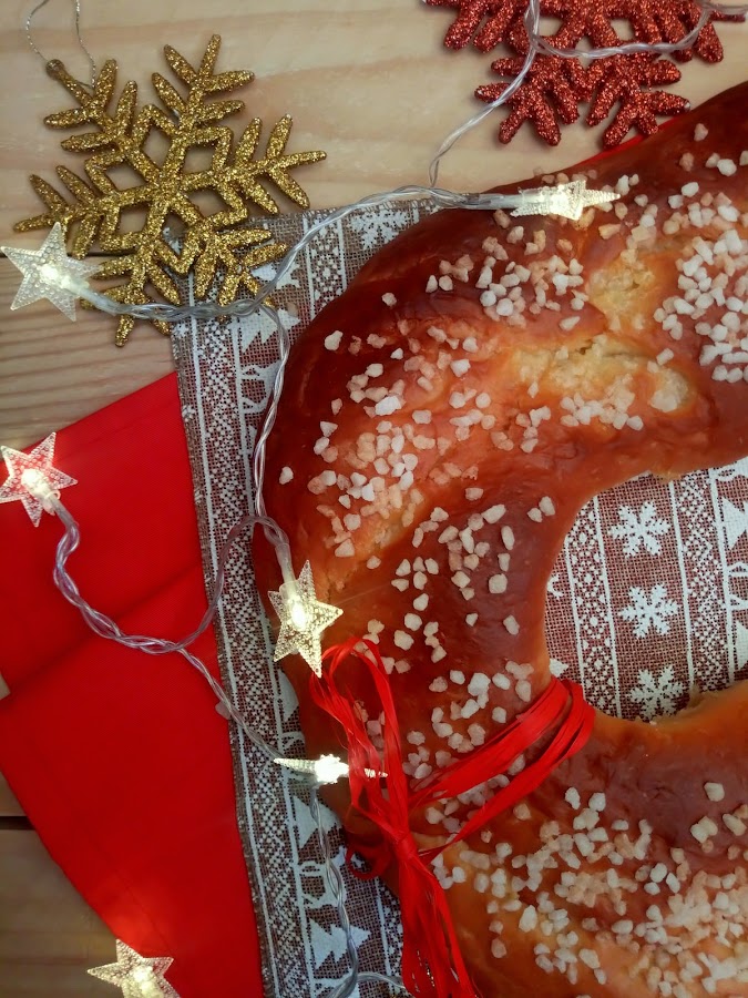 Roscón de Reyes con aceite de oliva virgen extra. Receta tradicional navideña. Masas, levados, agua de azahar, AOVE, hecho en casa, reyes magos, ilusión, receta sencilla. Desayuno, merienda, postre.