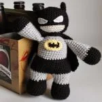 http://pinkmouseboutique1.blogspot.com.es/2014/06/batman-for-fathers-day-crochet-pattern.html