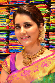 Raashi Khanna in colorful Saree looks stunning at inauguration of South India Shopping Mall at Madinaguda ~  Exclusive Celebrities Galleries 005