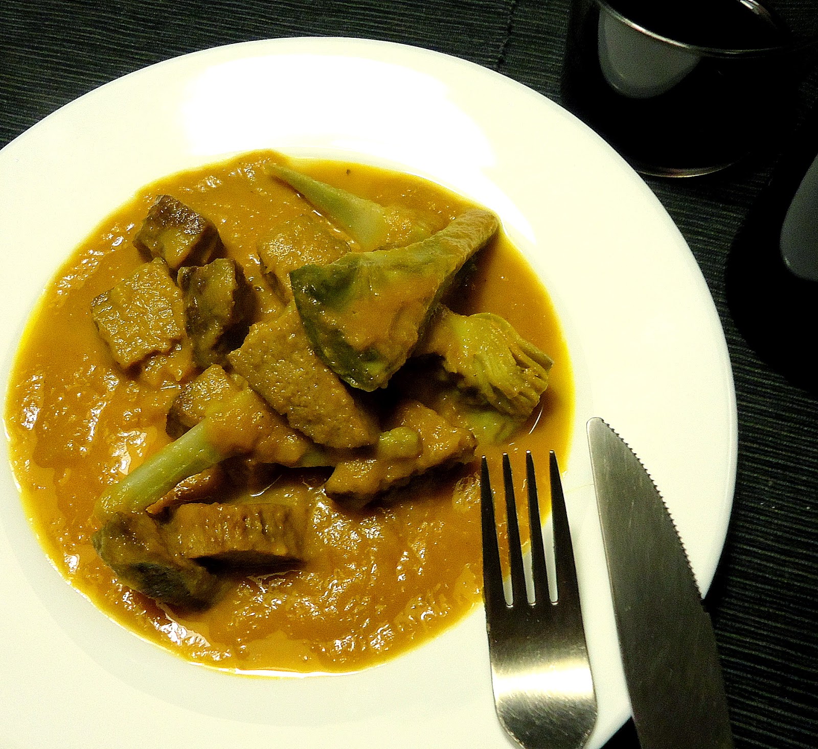 Ballant a la cuina Carxofes i seitan amb salsa de vi