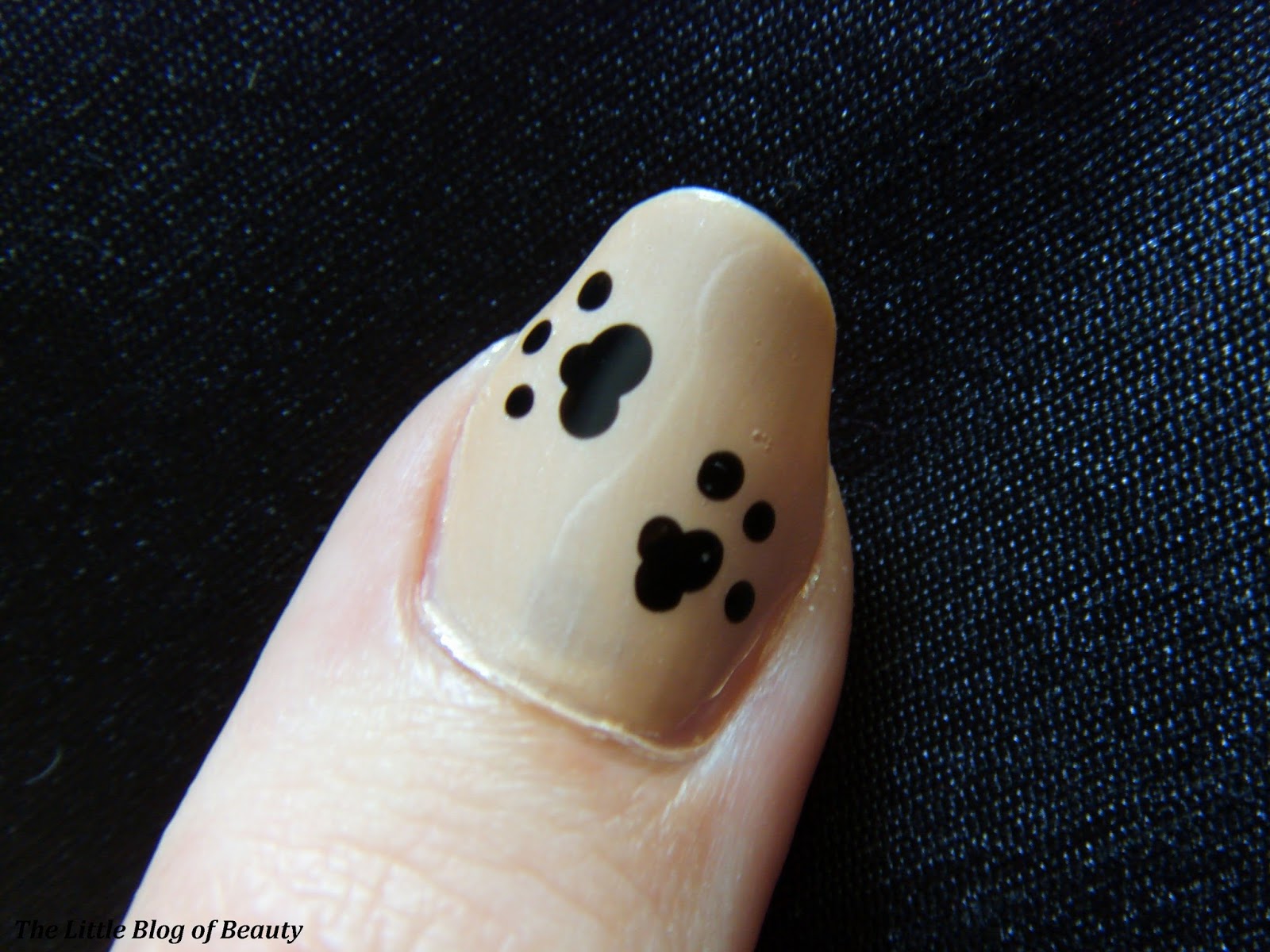 Nail art - Paw prints the sand | The Little Blog of Beauty