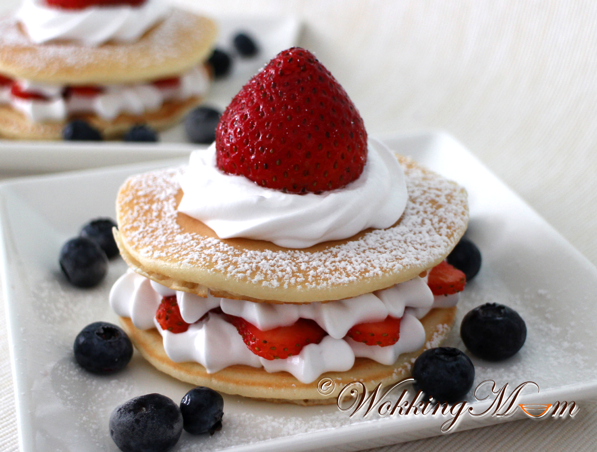 Let's get Wokking! Pancakes with Strawberry and Cream 草莓鮮奶油煎饼 Singapore Food Blog on easy recipes