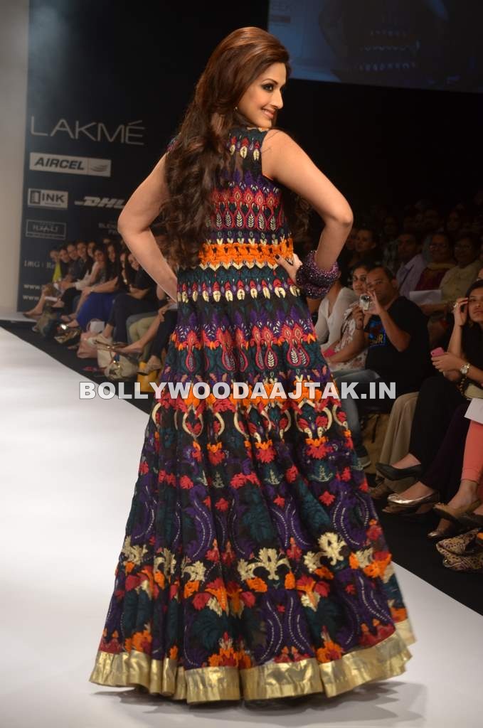 Sonali Bendre Dress - Sonali Bendre walks for Siddhartha Tyler at LFW Summer/Resort 2012
