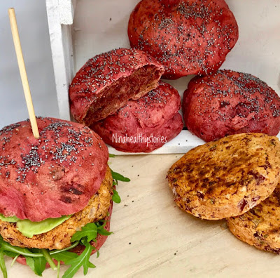 Pink Vegan Burgher Con Pane Alla Barbabietola E Burgher Di Fagioli Rossi