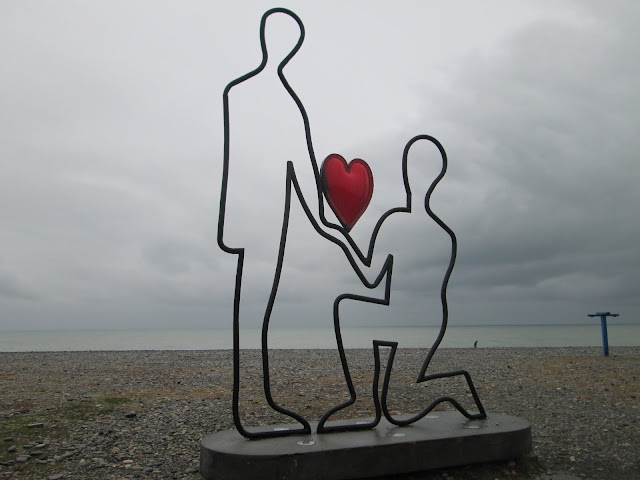 La playa de la ciudad georgiana de Batumi está salpicada de estatuas amorosas
