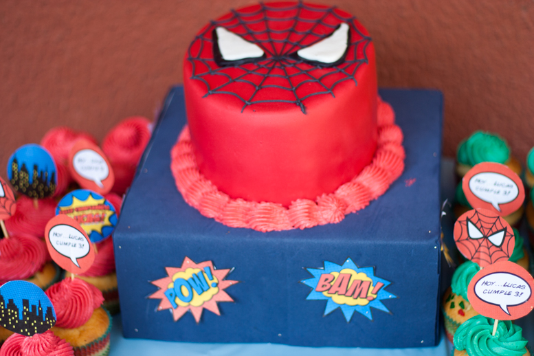 La Cocina de Carolina: Pastel de Spiderman hecho con fondant y royal icing