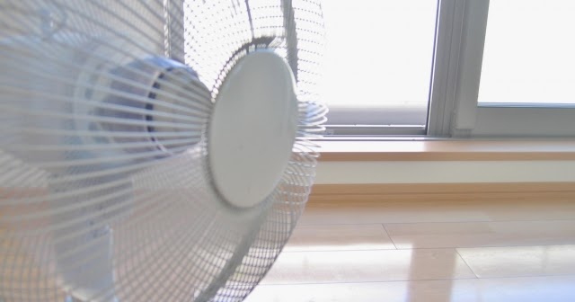 扇風機ってどこに置くのが一番涼しい？実は窓の外に向けると効果的バスが来るまでに。