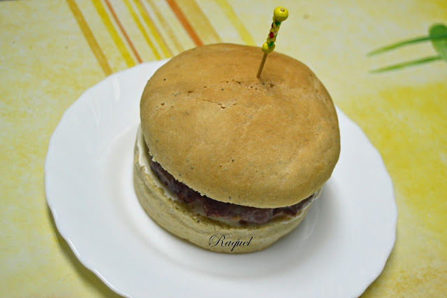 Bollos de pan con semillas de amapola con masa madre