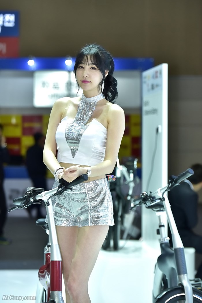 Beautiful Hong Ji Yeon at the 2017 Seoul Motor Show (146 pictures) photo 1-17