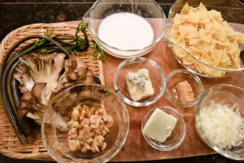 Recipes for Tom Maitake to warabi no gorugonzoora pasta / pasta with