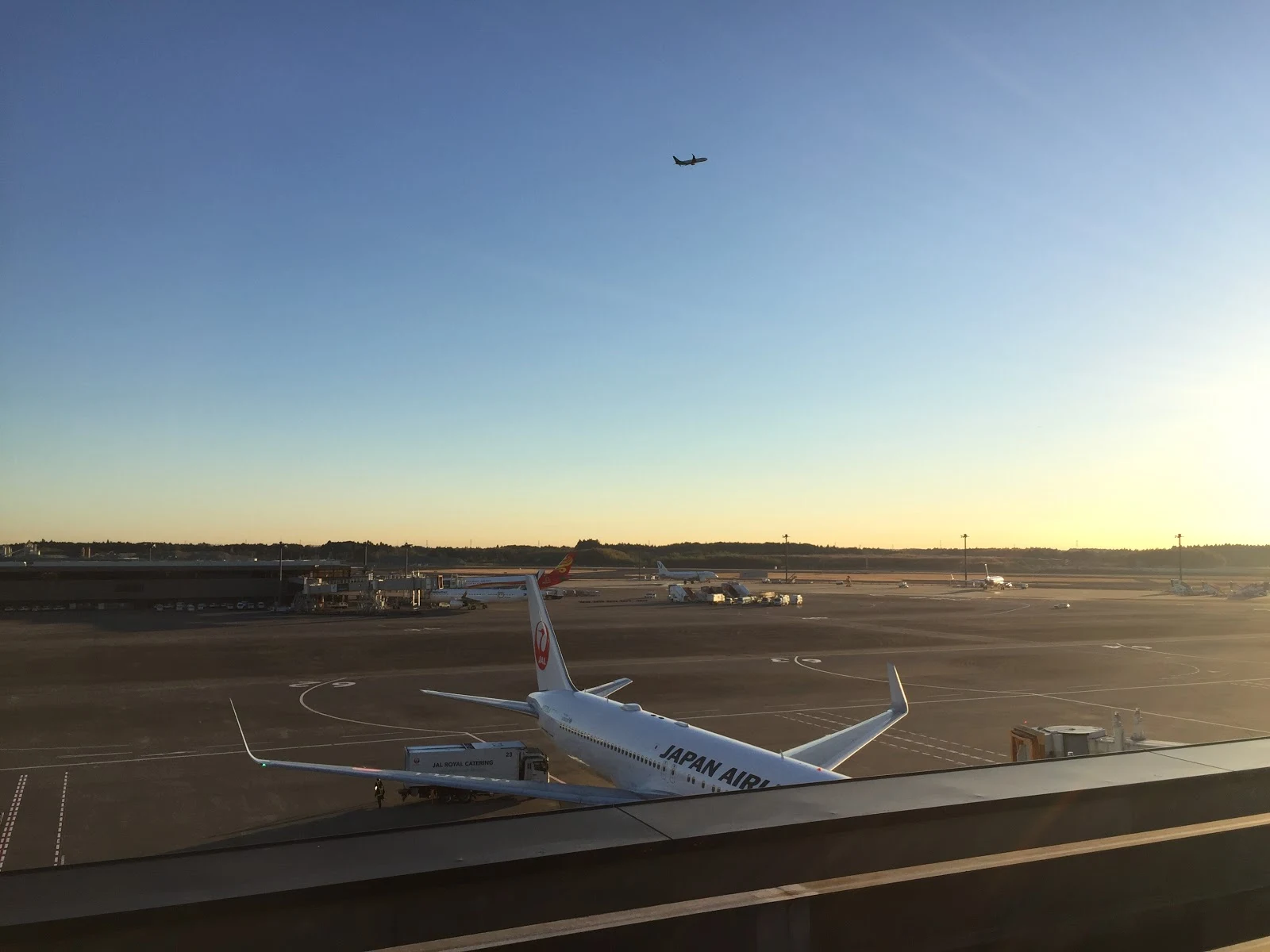 成田空港 早朝　Narita Airport in the morning