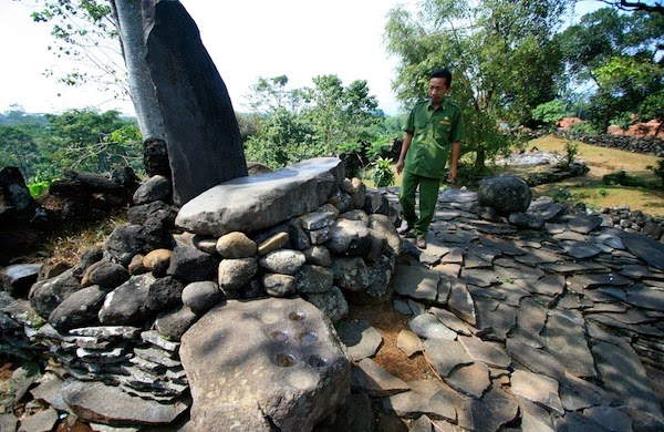 Dolmen di Situs Purbakala Cipari, Kuningan, Jawa Barat. Lima Destinasi Wisata Zaman Batu di Indonesia