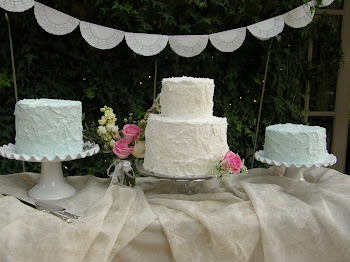 round buttercream cakes on staggered stands