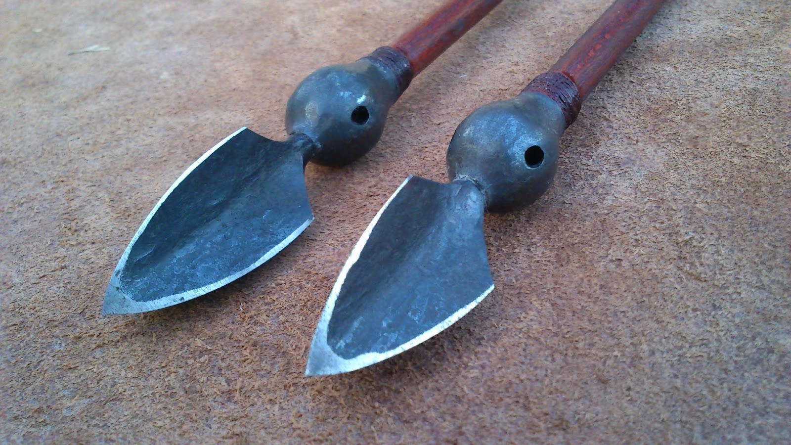 Стрела с перьями. Арбалетный болт средневековый. Наконечник копья русь. Каленая стрела. Наконечник стрелы.