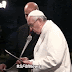 El papa Francisco preside el viacrucis que se recrea en el Coliseo de Roma